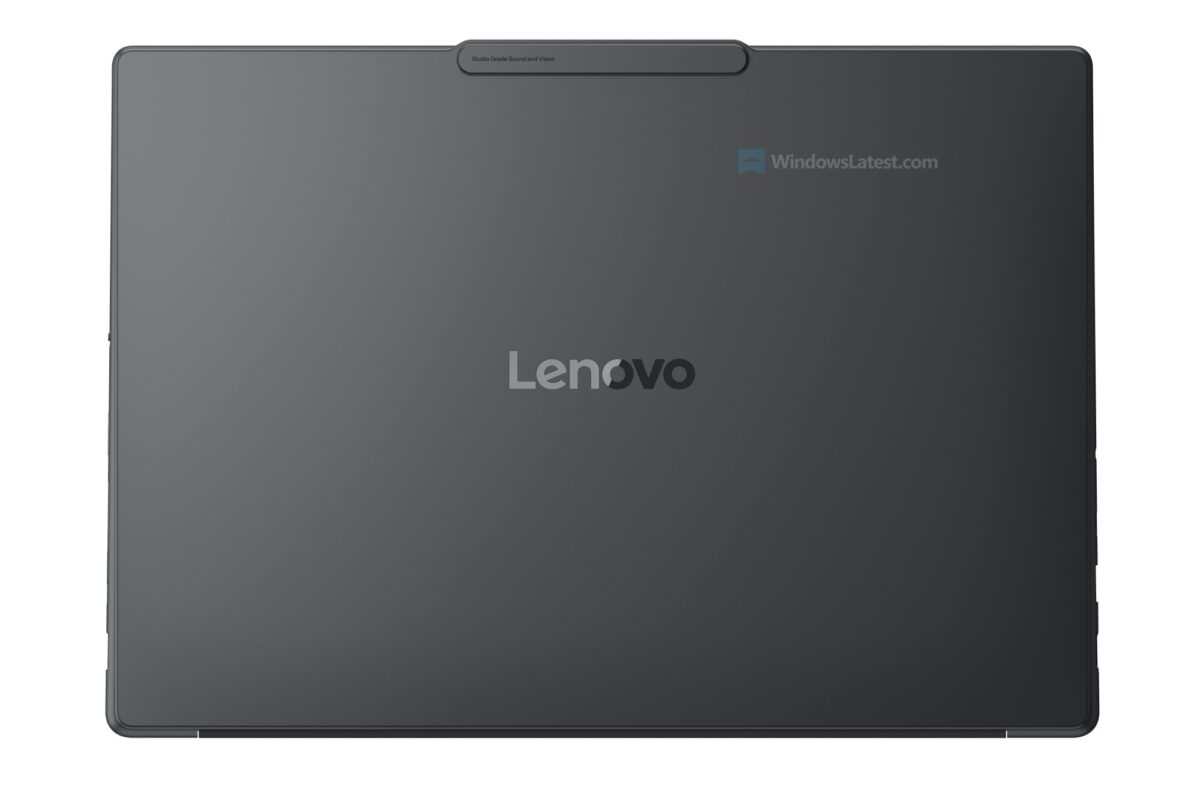 نمای مستقیم از پشت نمایشگر لپ‌تاپ لنوو یوگا پرو ۹ با رنگ سربی (Storm Grey)، لوگوی براق Lenovo در وسط و برآمدگی ظریف بخش دوربین و میکروفون در بالا