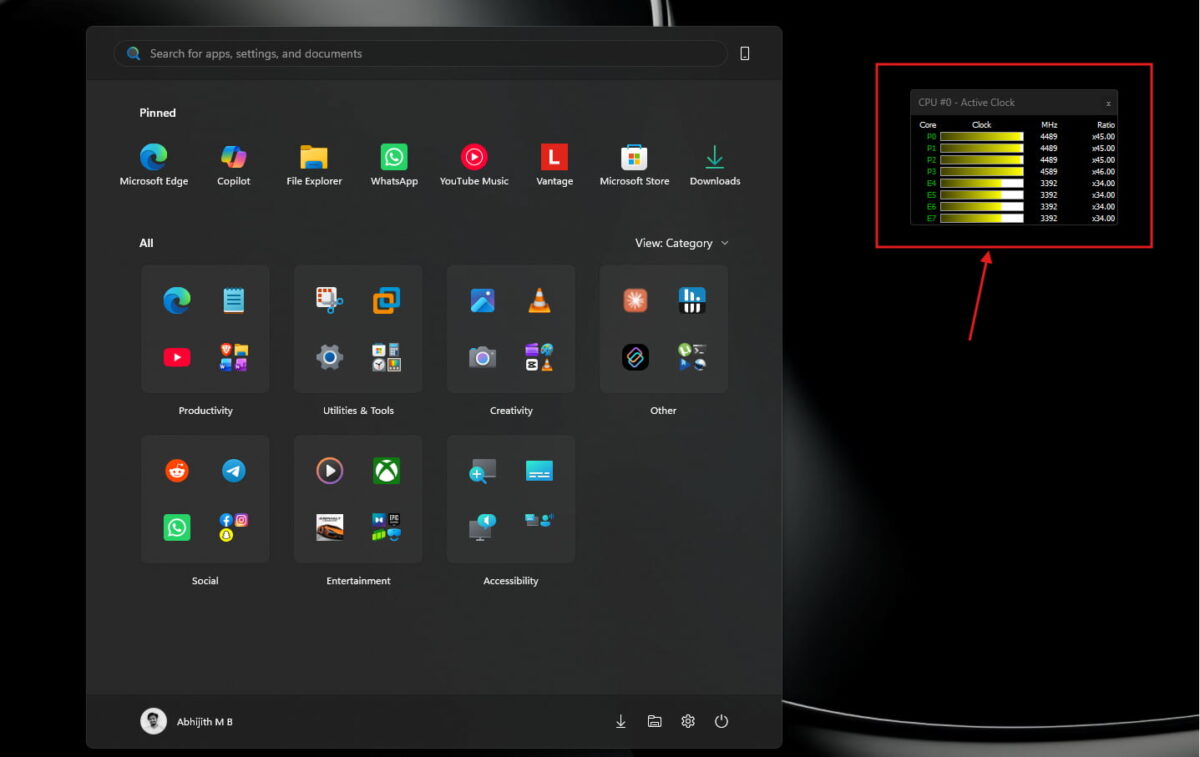 اسکرینشات از منوی استارت ویندوز ۱۱ در حالت Dark Mode که در کنار آن پنجره پاپآپ CPU Active Clock دیده میشود. نمودارهای میلهای زرد رنگ، فرکانس لحظهای هستههای P (قدرتمند) و E (کممصرف) را نشان میدهند که در حالت Low Latency فعال هستند