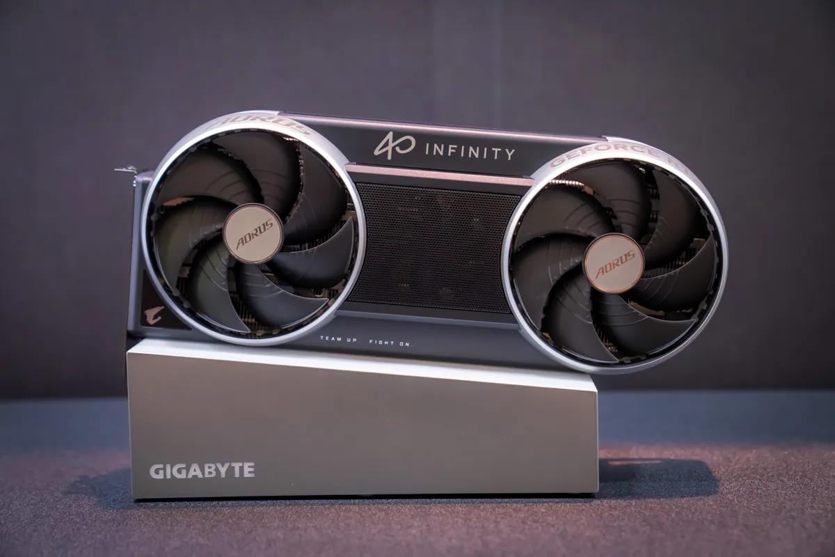 نمای روبرو از کارت گرافیک AORUS GeForce RTX 5080 Infinity نسخه مشکی؛ دارای دو فن بزرگ با لوگوی Aorus، نورپردازی ظریف و نشان ۴۰ سالگی گیگابایت