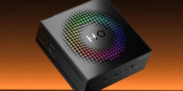 تصویر سه بعدی و زاویهدار از مینی پیسی مشکی Peladn HO5 که نورپردازی RGB دایرهای در سقف آن و لوگوی HO در مرکز دیده میشود
