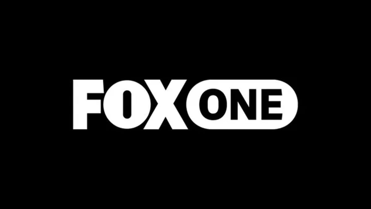 لوگوی سفید رنگ FOX ONE روی پس‌زمینه کاملاً مشکی