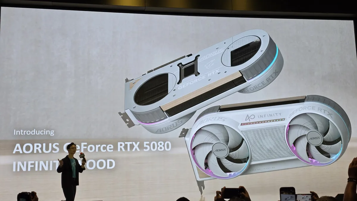 رندر رسمی کارت گرافیک AORUS GeForce RTX 5080 Infinity Wood روی پرده نمایش؛ دارای سه فن، بدنه سفید و لبه‌های با طرح چوب طبیعی در مراسم معرفی محصولات جدید