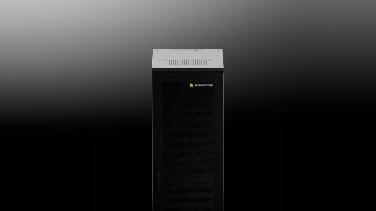 نمای عمودی از یک رک سرور مشکی با برند Tensordyne در قسمت بالا، طراحی مینیمال و صنعتی با سیستم تهویه مشبک در جلو، قرار گرفته در یک محیط تاریک با نورپردازی استودیویی