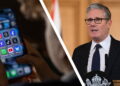 تصویر ترکیبی که در سمت راست کییر استارمر (Keir Starmer) در حال سخنرانی پشت تریبون دیده میشود و در سمت چپ، گوشی آیفونی در دست یک فرد قرار دارد که پوشه Social Media شامل اپلیکیشنهای اینستاگرام، تیکتاک، ایکس (توییتر سابق) و بلواسکای روی نمایشگر آن باز است