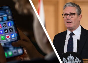 تصویر ترکیبی که در سمت راست کییر استارمر (Keir Starmer) در حال سخنرانی پشت تریبون دیده میشود و در سمت چپ، گوشی آیفونی در دست یک فرد قرار دارد که پوشه Social Media شامل اپلیکیشنهای اینستاگرام، تیکتاک، ایکس (توییتر سابق) و بلواسکای روی نمایشگر آن باز است