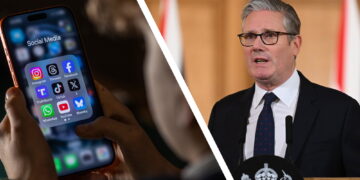 تصویر ترکیبی که در سمت راست کییر استارمر (Keir Starmer) در حال سخنرانی پشت تریبون دیده میشود و در سمت چپ، گوشی آیفونی در دست یک فرد قرار دارد که پوشه Social Media شامل اپلیکیشنهای اینستاگرام، تیکتاک، ایکس (توییتر سابق) و بلواسکای روی نمایشگر آن باز است