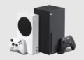 کنسول ایکسباکس سری اس (Xbox Series S) سفید رنگ در کنار ایکسباکس سری اکس (Xbox Series X) مشکی ایستاده، به همراه دستههای بیسیم تطبیقپذیر هر کدام در یک پسزمینه خاکستری روشن