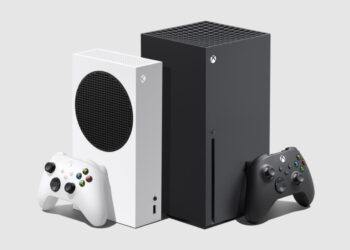 کنسول ایکسباکس سری اس (Xbox Series S) سفید رنگ در کنار ایکسباکس سری اکس (Xbox Series X) مشکی ایستاده، به همراه دستههای بیسیم تطبیقپذیر هر کدام در یک پسزمینه خاکستری روشن