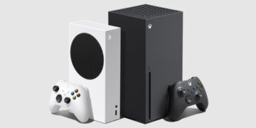 کنسول ایکسباکس سری اس (Xbox Series S) سفید رنگ در کنار ایکسباکس سری اکس (Xbox Series X) مشکی ایستاده، به همراه دستههای بیسیم تطبیقپذیر هر کدام در یک پسزمینه خاکستری روشن