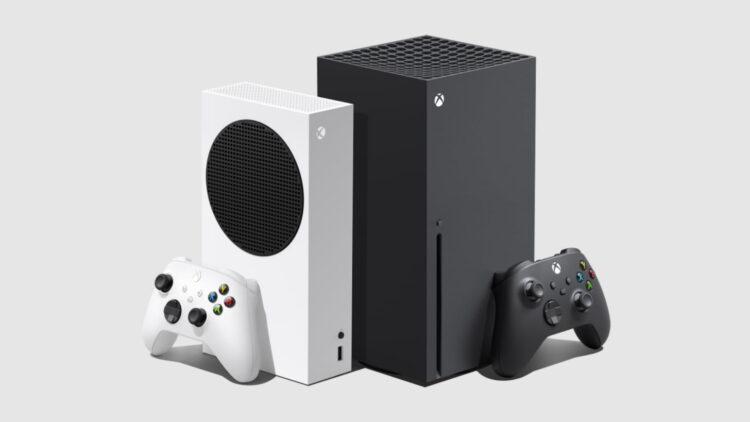 کنسول ایکسباکس سری اس (Xbox Series S) سفید رنگ در کنار ایکسباکس سری اکس (Xbox Series X) مشکی ایستاده، به همراه دستههای بیسیم تطبیقپذیر هر کدام در یک پسزمینه خاکستری روشن
