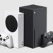 کنسول ایکسباکس سری اس (Xbox Series S) سفید رنگ در کنار ایکسباکس سری اکس (Xbox Series X) مشکی ایستاده، به همراه دستههای بیسیم تطبیقپذیر هر کدام در یک پسزمینه خاکستری روشن