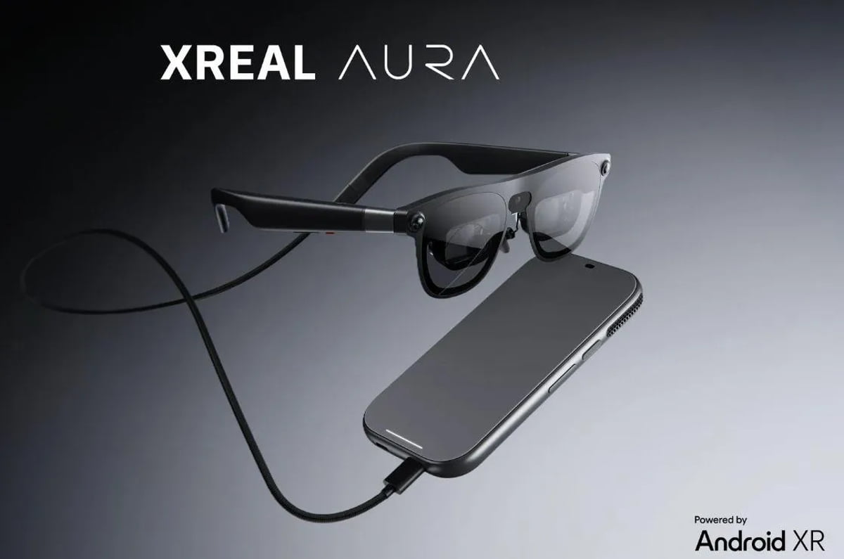 عینک واقعیت افزوده Xreal Aura به رنگ مشکی که از طریق کابل به یک واحد پردازشی کوچک متصل شده است؛ همراه با لوگوی Android XR در گوشه تصویر