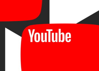 یک تصویر گرافیکی مدرن و انتزاعی از لوگوی یوتیوب. کلمه YouTube با فونت سفید روی یک کادر قرمز بزرگ و منحنی قرار گرفته است. در پسزمینه، اشکال هندسی نامنظم به رنگهای قرمز، سیاه و سفید دیده میشوند که حسی از پویایی و رسانههای دیجیتال را منتقل میکنند