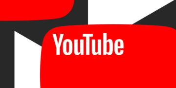 یک تصویر گرافیکی مدرن و انتزاعی از لوگوی یوتیوب. کلمه YouTube با فونت سفید روی یک کادر قرمز بزرگ و منحنی قرار گرفته است. در پسزمینه، اشکال هندسی نامنظم به رنگهای قرمز، سیاه و سفید دیده میشوند که حسی از پویایی و رسانههای دیجیتال را منتقل میکنند