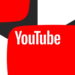 یک تصویر گرافیکی مدرن و انتزاعی از لوگوی یوتیوب. کلمه YouTube با فونت سفید روی یک کادر قرمز بزرگ و منحنی قرار گرفته است. در پس‌زمینه، اشکال هندسی نامنظم به رنگ‌های قرمز، سیاه و سفید دیده می‌شوند که حسی از پویایی و رسانه‌های دیجیتال را منتقل می‌کنند