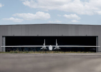 پهپاد AeroForce X در ورودی آشیانه شرکت Aerodata؛ نمای مستقیم از بال‌های بلند و بدنه پهپاد پیش از آغاز آزمایش‌های پروازی.
