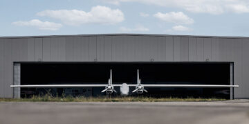 پهپاد AeroForce X در ورودی آشیانه شرکت Aerodata؛ نمای مستقیم از بالهای بلند و بدنه پهپاد پیش از آغاز آزمایشهای پروازی.