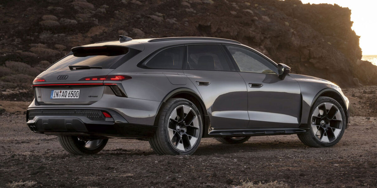 نمای عقب و سهربع آئودی A6 Allroad 2028 با چراغ سرتاسری LED و بدنه استیشن در مسیر کوهستانی