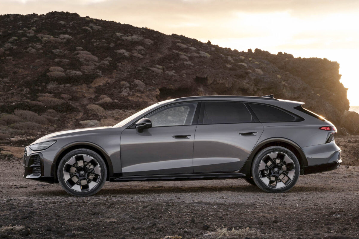 نمای جانبی کامل آئودی A6 Allroad 2028 با سقف کشیده استیشن، تعلیق مرتفع و خطوط بدنه مدرن