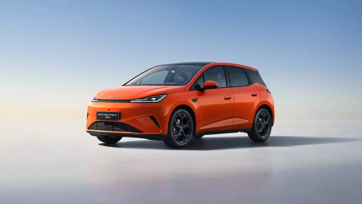 نمای سهربع جلوی BYD Dolphin G DM-i که طراحی اسپرت، رینگهای مشکی و خطوط بدنه خودرو را نشان میدهد