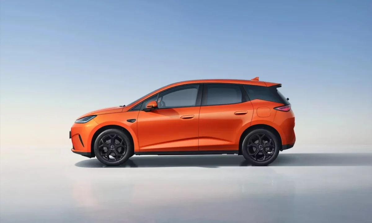 نمای جانبی BYD Dolphin G DM-i با بدنه نارنجیرنگ، رینگهای مشکی و طراحی هاچبک جمعوجور برای بازارهای جهانی