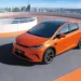خودروی BYD Dolphin G DM-i در حال حرکت در مسیر شهری با چشم‌انداز ساختمان‌های مدرن در پس‌زمینه