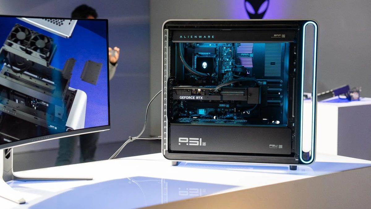 یک سیستم خنک‌کننده PC می‌تواند شامل کولرهای بادی بزرگ یا واترکولینگ‌های پیشرفته باشد.