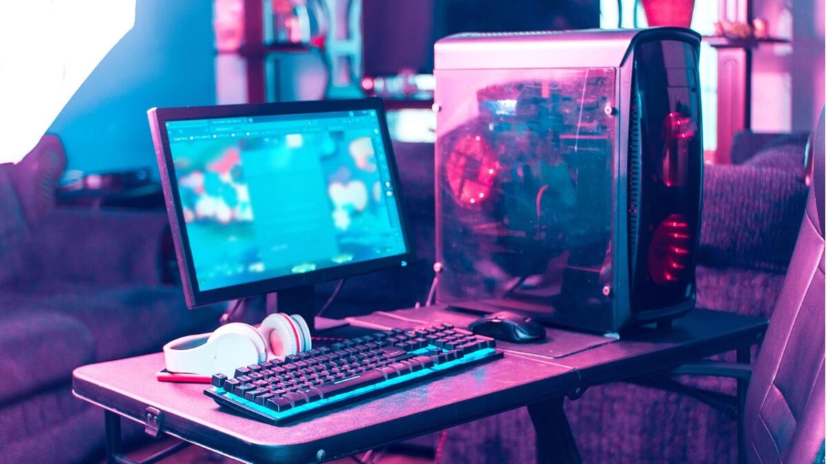در مقایسه با سیستم‌های مجهز به NVIDIA، این پیکربندی در بخش Rasterization (پردازش خام گرافیکی) کاملاً رقابتی عمل می‌کند و در برخی بازی‌ها حتی عملکردی نزدیک به RTX 5070 Ti ارائه می‌دهد. 