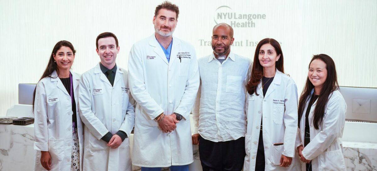 برتراند نلسون در کنار تیم پزشکی مرکز NYU Langone Health پس از انجام نخستین پیوند ریه از فرد HIV مثبت به بیمار HIV مثبت در جهان