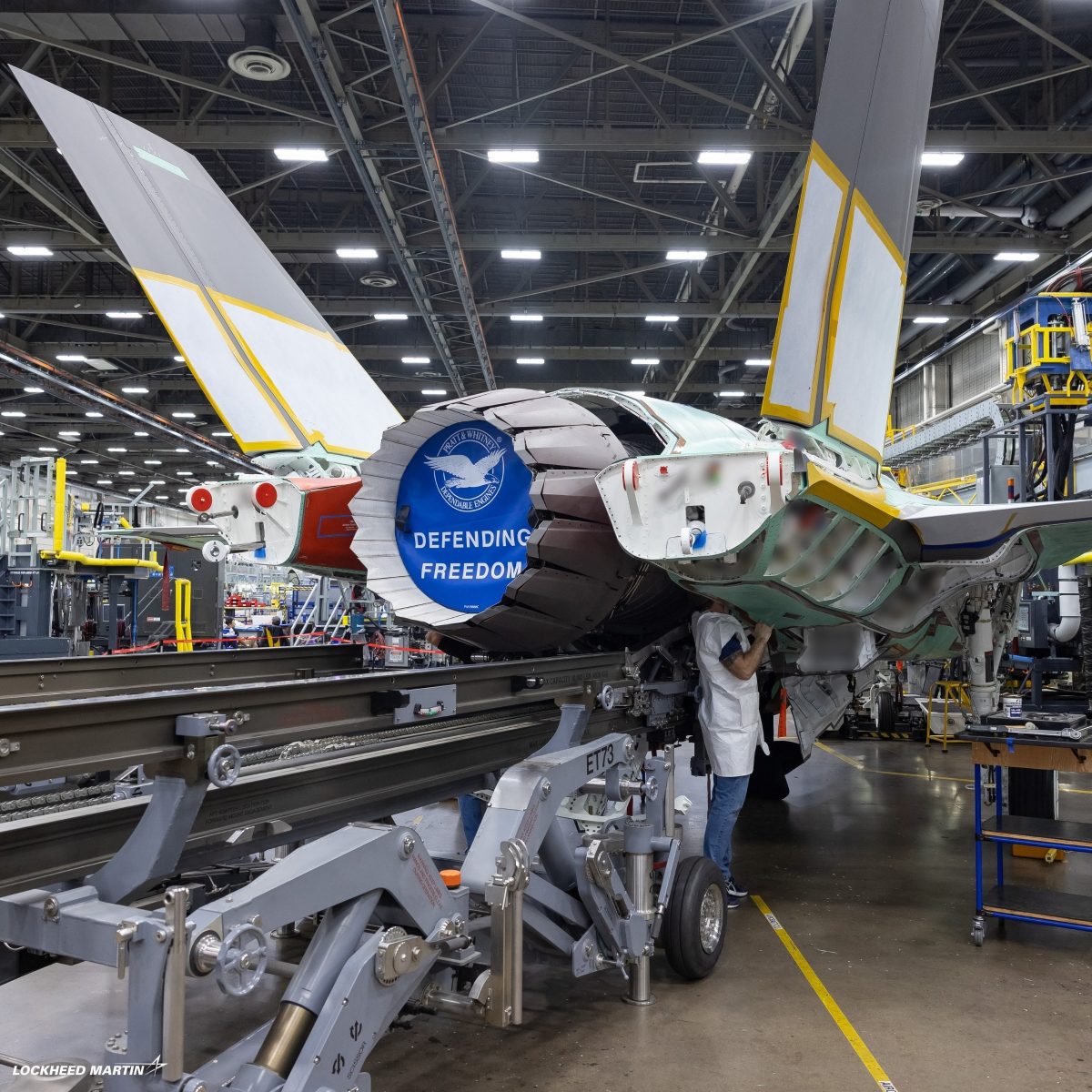 نمای عقب نخستین جنگنده F-35A آلمان در کارخانه Lockheed Martin هنگام نصب موتور قدرتمند F135