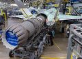 نصب موتور Pratt & Whitney F135 روی نخستین جنگنده رادارگریز F-35A آلمان در خط مونتاژ نهایی شرکت Lockheed Martin
