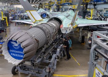 نصب موتور Pratt & Whitney F135 روی نخستین جنگنده رادارگریز F-35A آلمان در خط مونتاژ نهایی شرکت Lockheed Martin