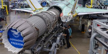 نصب موتور Pratt & Whitney F135 روی نخستین جنگنده رادارگریز F-35A آلمان در خط مونتاژ نهایی شرکت Lockheed Martin