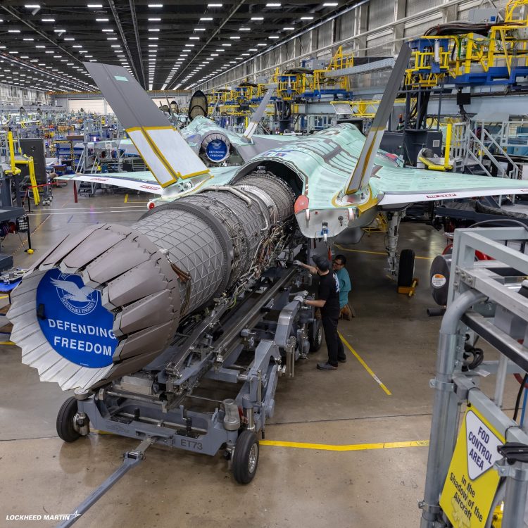 نصب موتور Pratt & Whitney F135 روی نخستین جنگنده رادارگریز F-35A آلمان در خط مونتاژ نهایی شرکت Lockheed Martin