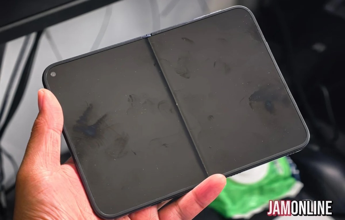 نمای داخلی آیفون اولترا (iPhone Flip) در حالت کاملا باز با نمایشگر منعطف OLED و حاشیه‌های باریک