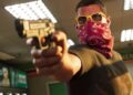 نمای نزدیک از شخصیت جیسون در GTA VI که یک اسلحه کمری به سمت دوربین گرفته و صورت خود را با یک دستمال گردن (باندانا) قرمز و عینک آفتابی زرد پوشانده است