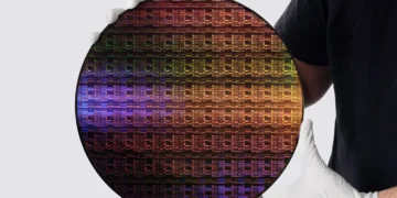 شرکت IBM از نخستین فناوری ساخت تراشه زیر ۱ نانومتری جهان رونمایی کرد