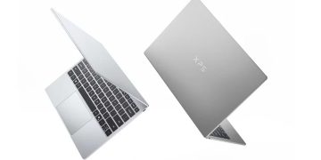 دو نمای استودیویی از لپتاپ دل XPS نقرهای؛ یک تصویر از کیبورد و ترکپد و تصویر دیگر از درِ دستگاه با لوگوی XPS روی پسزمینه سفید