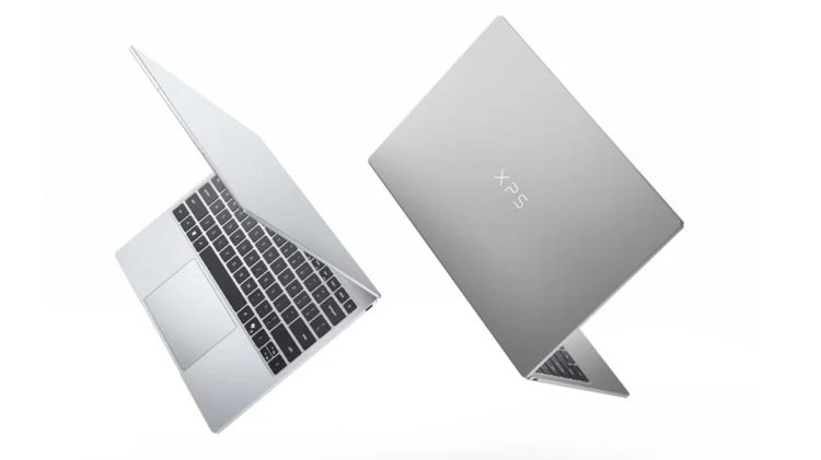دو نمای استودیویی از لپتاپ دل XPS نقرهای؛ یک تصویر از کیبورد و ترکپد و تصویر دیگر از درِ دستگاه با لوگوی XPS روی پسزمینه سفید