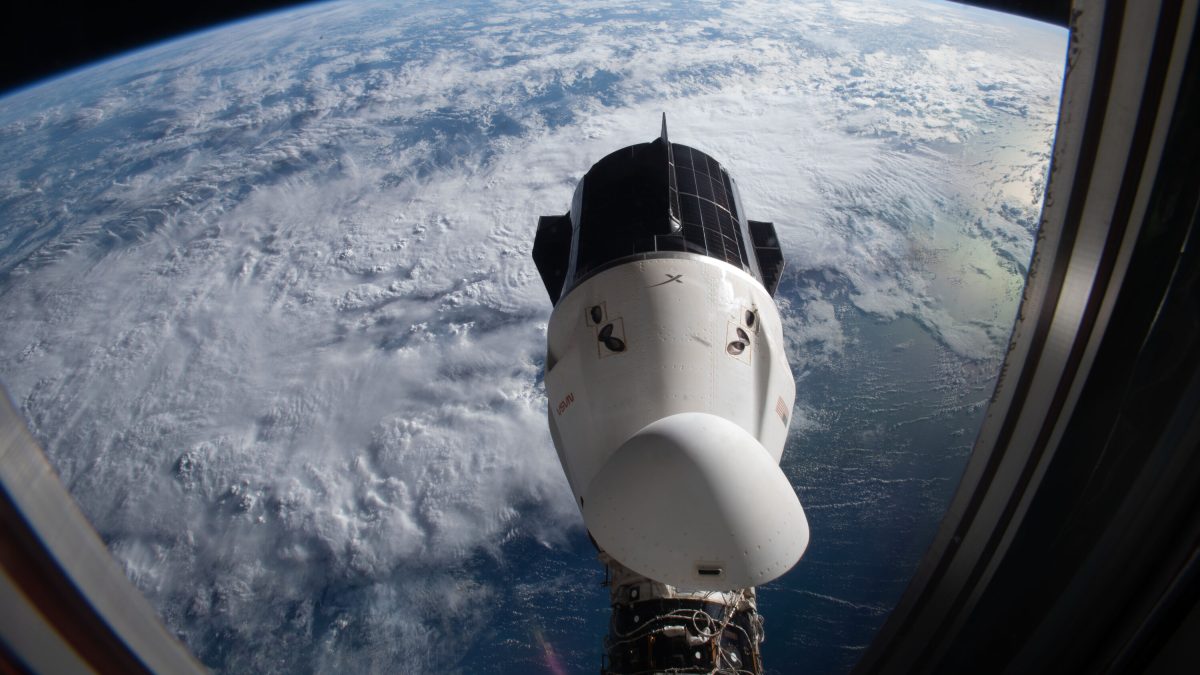 کپسول SpaceX Dragon در حال اتصال به ایستگاه فضایی بین‌المللی به دلیل نشت هوا 
