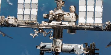 نشت هوا در ایستگاه فضایی؛ فضانوردان به کپسول SpaceX Dragon پناه بردند