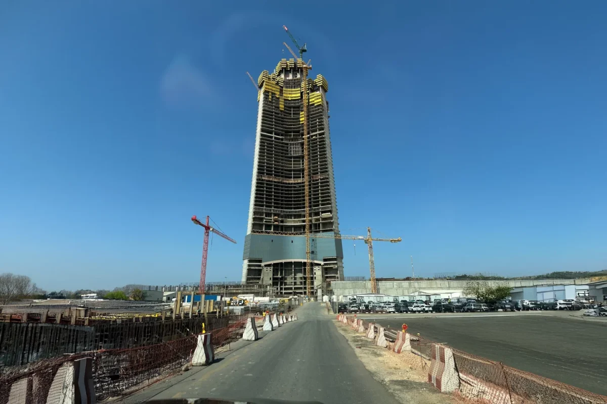 تصویر واقعی از روند ساخت برج برج یک کیلومتری عربستان؛ سازه اصلی برج در میان جرثقیلها و تجهیزات عمرانی دیده میشود.