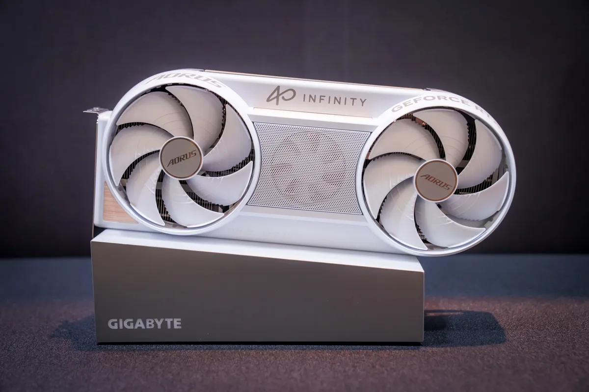 نسخه سفید کارت گرافیک AORUS GeForce RTX 5080 Infinity با طراحی مینیمال، بدنه مات و دو فن سفید؛ مناسب برای سیستم‌های گیمینگ با تم روشن (White Build).