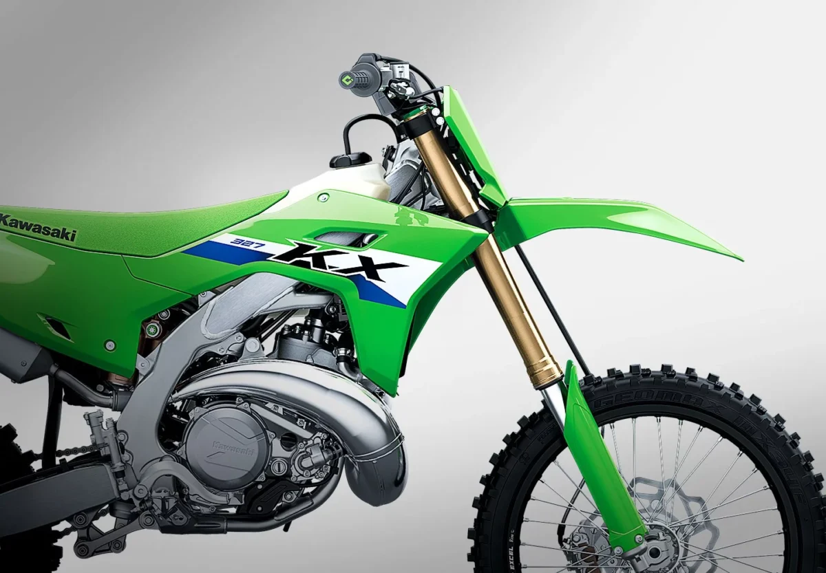 نمای نزدیک از بخش جلویی موتورسیکلت Kawasaki KX327 با بدنه سبز رنگ، دوشاخ معکوس و پیشرانه دوزمانه ۳۲۷ سی‌سی جدید