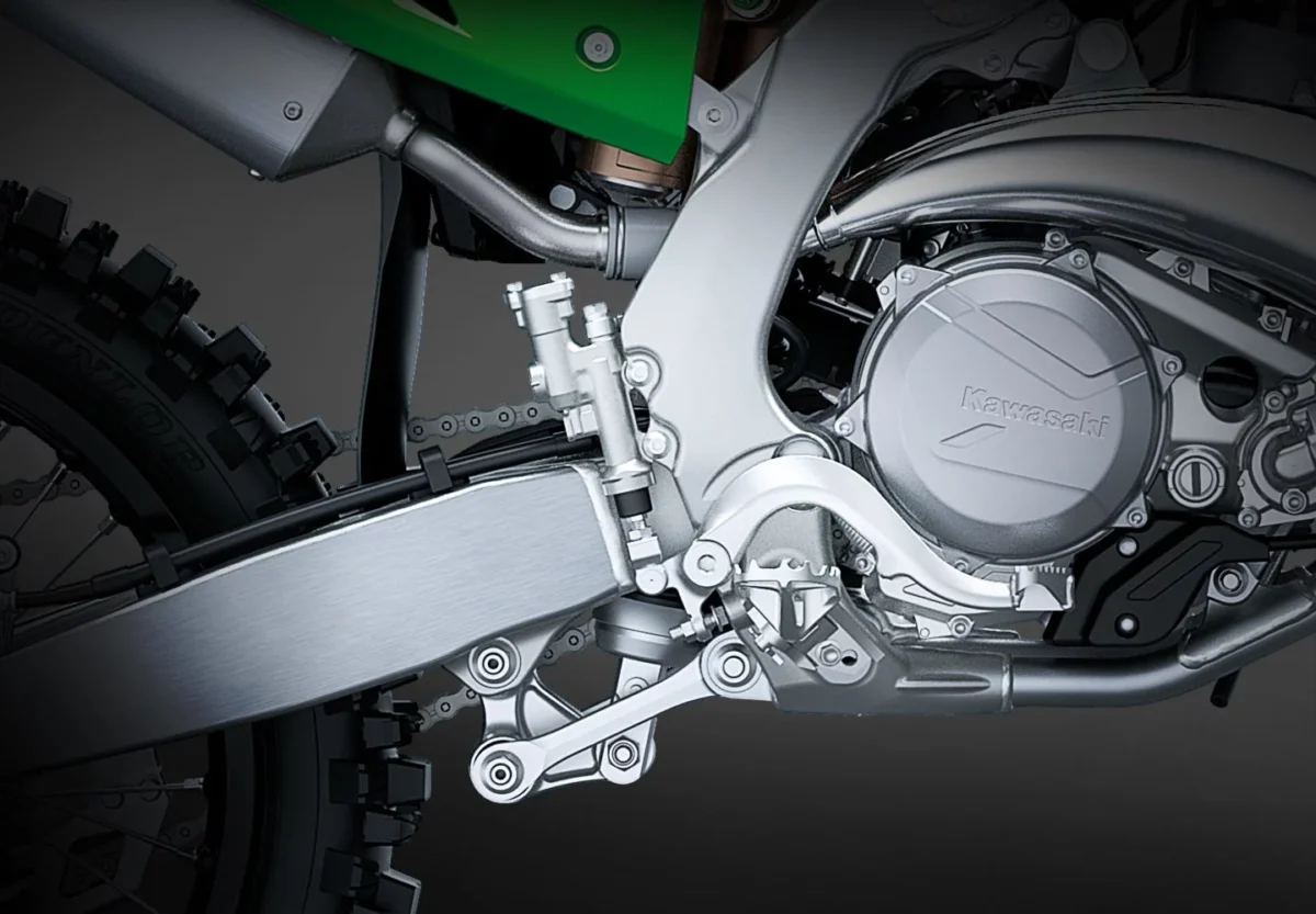 نمای جزئیات بخش میانی Kawasaki KX327 شامل پیشرانه دوزمانه، شاسی آلومینیومی و مجموعه انتقال قدرت