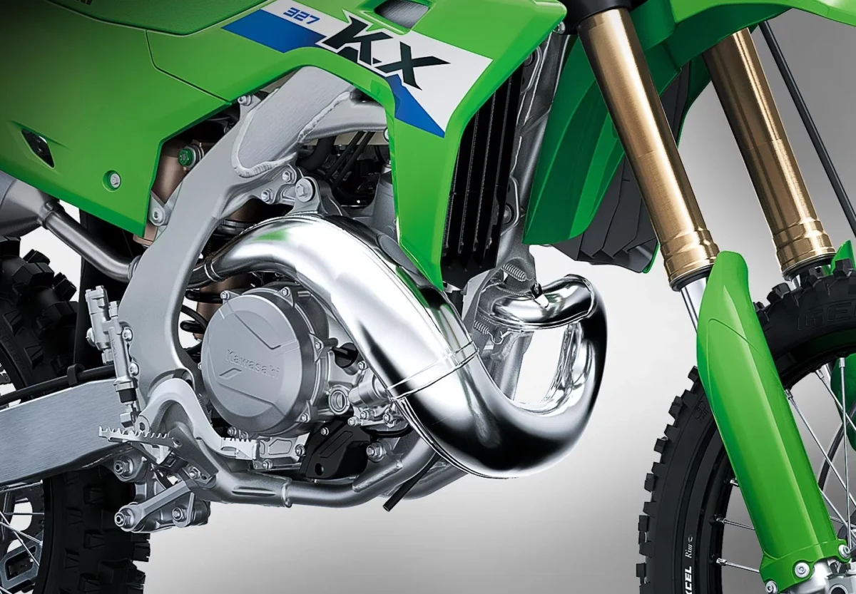 نمای جانبی کامل موتورسیکلت Kawasaki KX327 با طراحی مخصوص موتورکراس، سیستم تعلیق بلند و چرخ‌های آفرود