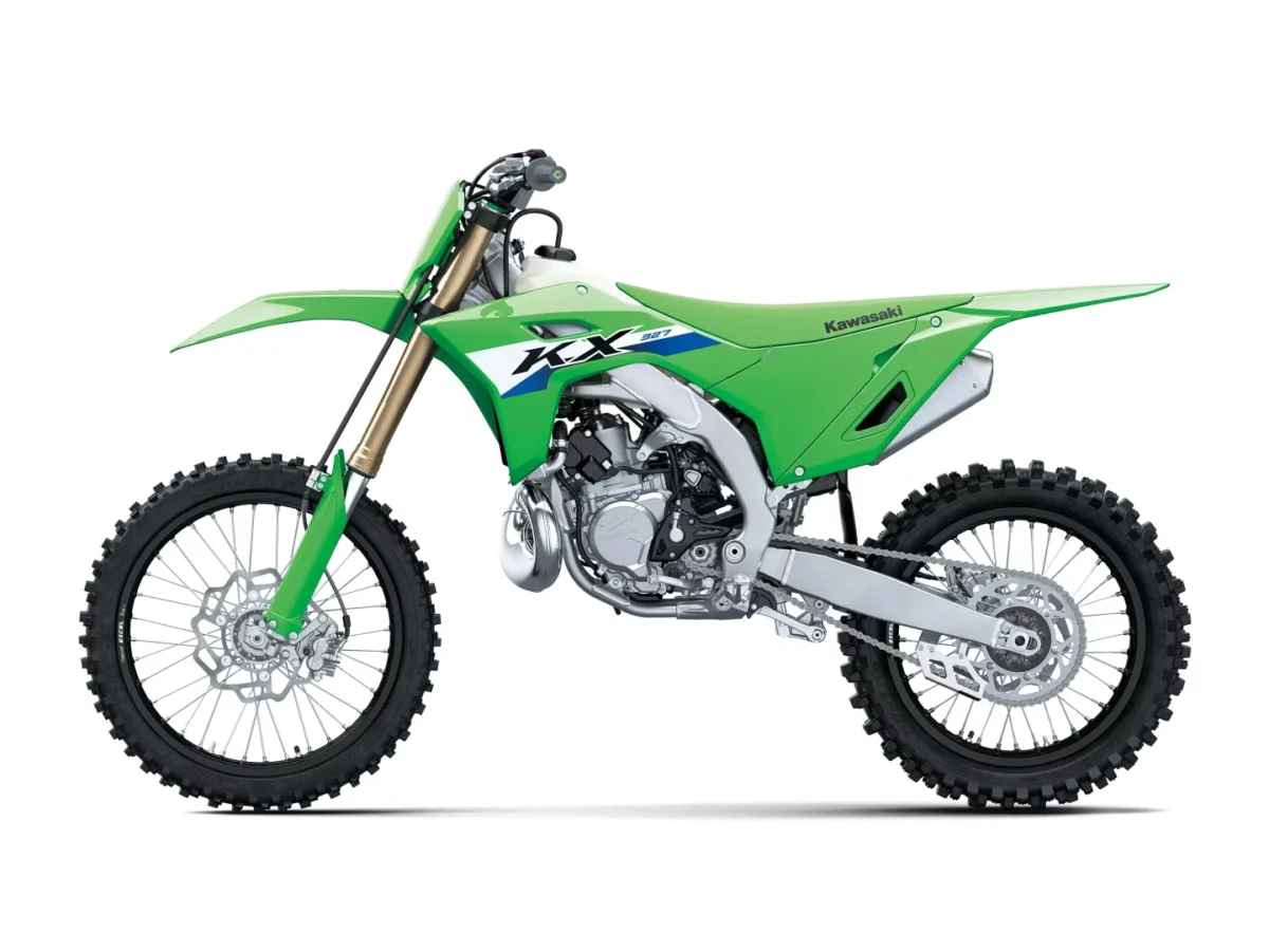 نمای جانبی کامل موتورسیکلت Kawasaki KX327 با طراحی مخصوص موتورکراس، سیستم تعلیق بلند و چرخ‌های آفرود