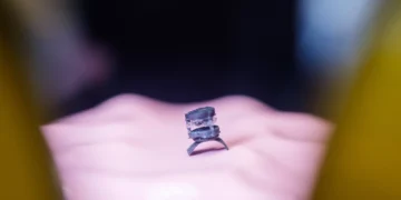 ساخت ربات جراحی ۵ کاره‌ای که روی نوک انگشت جا می‌ شود