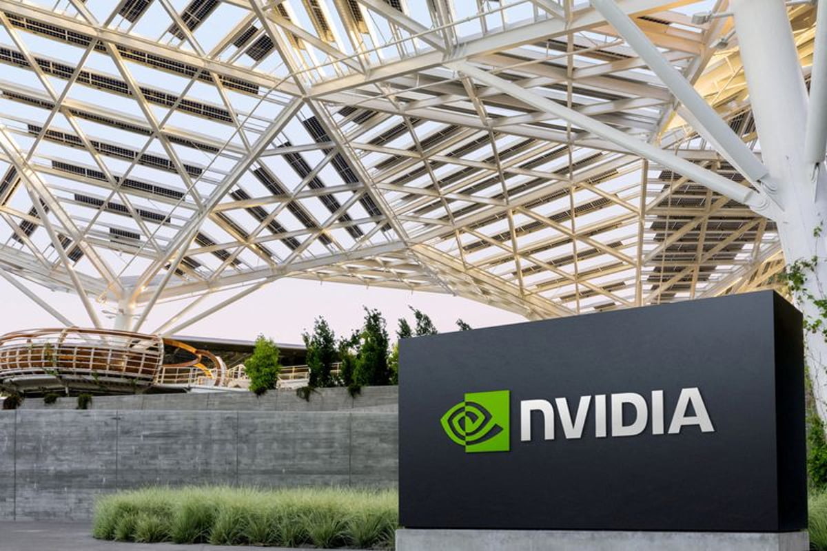 لوگوی بزرگ مشکی و سبز شرکت انویدیا (NVIDIA) در مقابل ساختمان مرکزی با سقف هندسی مدرن و پنلهای خورشیدی