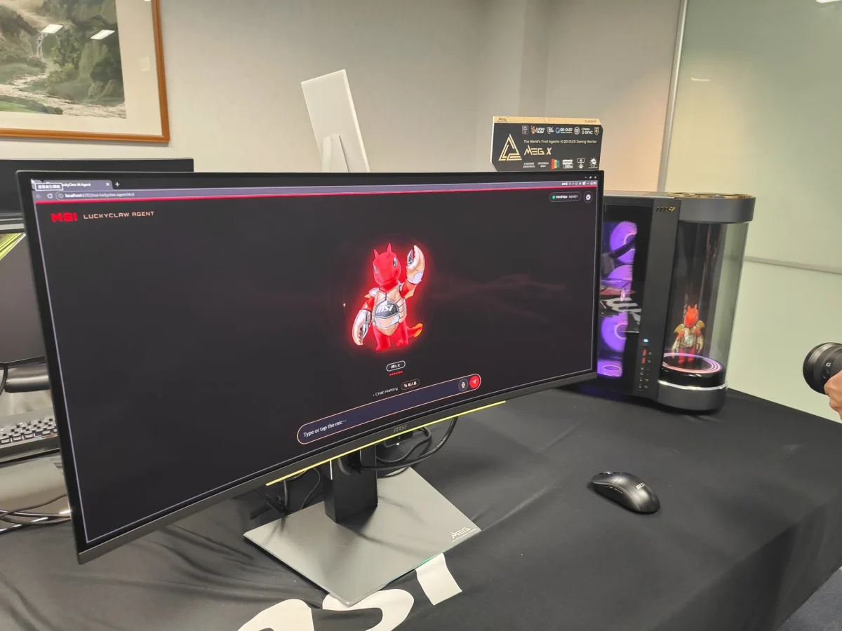 مانیتور عریض MSI در محیط نمایشگاهی با صفحه نرمافزار LuckyClaw Agent و تصویر اژدهای MSI؛ کیس MSI MEG Vision X2 با نورپردازی بنفش در پسزمینه روی میز
